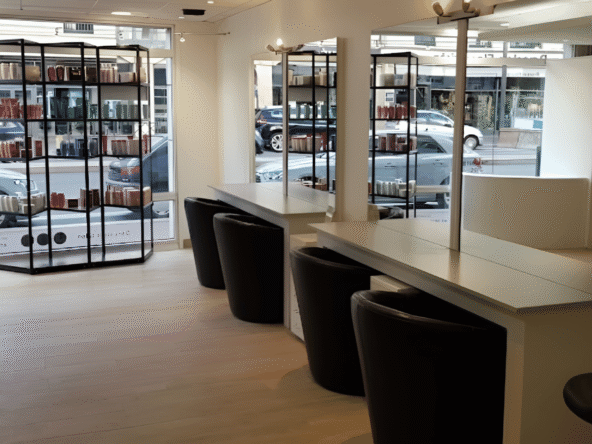 Salon de coiffure spacieux à vendre proche centre-ville dynamique : 170 m², clientèle fidèle, équipe en place, CA 262K€ HT, équipement complet, fort potentiel.