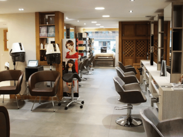 Salon de coiffure mixte à vendre, 85 m² avec parking privatif, forte capacité d’accueil et chiffre d’affaires solide. Opportunité professionnelle clé en main.