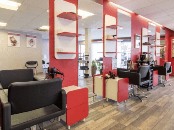 Salon de coiffure à vendre en centre-ville, excellente visibilité face mairie, clientèle fidèle, faible concurrence et loyer attractif. Opportunité idéale.