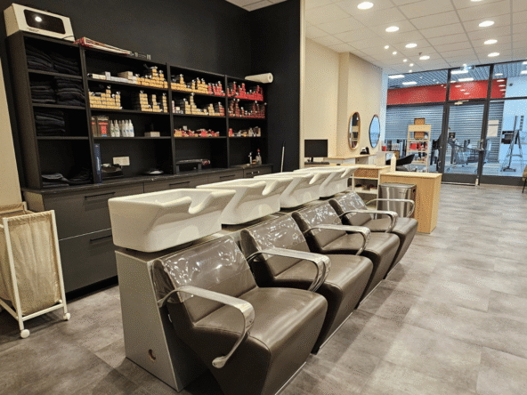 Salon de coiffure à vendre dans centre commercial dynamique, refait à neuf, clientèle familiale fidèle, parking gratuit et faible loyer. Opportunité clé en main.