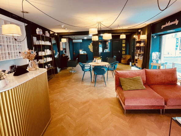 Salon de coiffure intimiste à vendre en centre-ville : 85 m², clientèle fidèle, décoration soignée, pièce indépendante pour activité esthétique et fort potentiel.