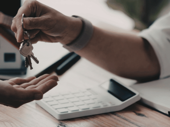 Acheter ou créer un salon de coiffure : découvrez les avantages, les inconvénients et les conseils pour réussir votre premier projet.