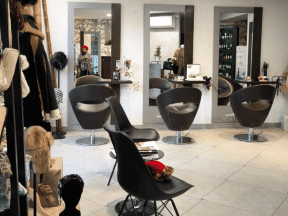 Salon de coiffure de 85 m² avec espace barber et onglerie, clientèle fidèle, parking gratuit, CA 124 000 €, loyer 1 100 €, fort potentiel.