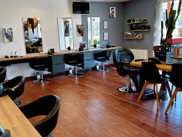 Salon de coiffure de 125 m² avec équipe en place, excellente e-réputation, cabine esthétique et parking, CA 254 000 €, loyer 1 500 €. Opportunité clé en main.