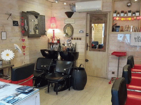 Salon de coiffure de 30 m² sur rue principale passante, 4 postes, 2 bacs, clientèle fidèle, CA 102 500 €, loyer 455 €. Idéal activité en solo.