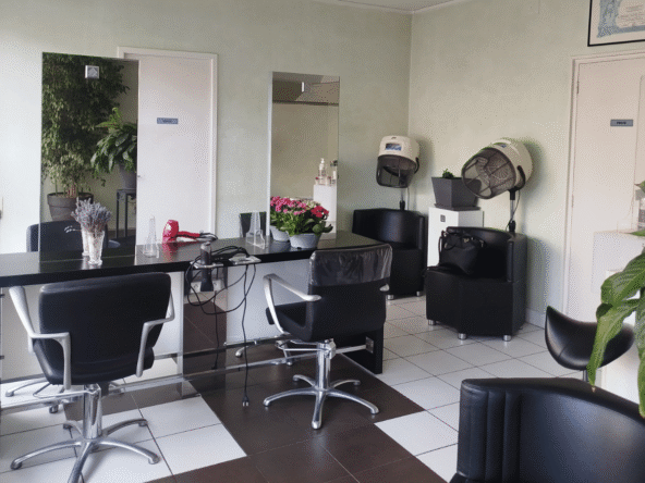 Salon de coiffure de 30 m² à Bellerive-sur-Allier, emplacement passant, clientèle fidèle, 4 postes, faible loyer 400 €, idéal première installation.