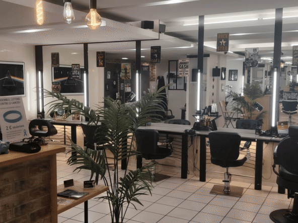 Salon mixte & barber de 65 m² en centre-ville, 7 postes, équipe en place, CA 113 000 €, loyer 1 020 €. Rentable et en forte progression.