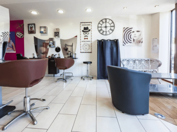Salon de coiffure mixte de 60 m² en zone commerciale, 6 postes, 3 bacs, 2 salariés, CA 126 000 €. Emplacement visible avec parking. Opportunité clé en main.