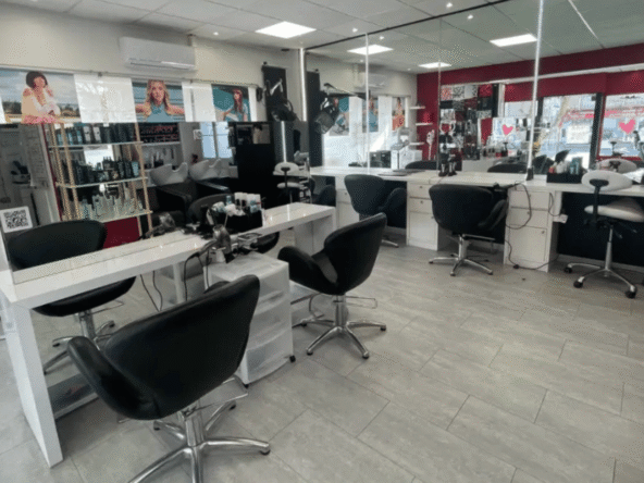Salon de coiffure de 60 m², 10 postes, clientèle fidèle, emplacement stratégique, CA 136 000 €, loyer 1 084 €. Belle opportunité à saisir.