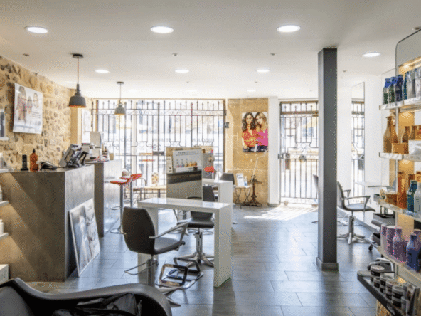 Salon de coiffure de 80 m² en emplacement n°1, lumineux avec grande vitrine, équipe en place, clientèle fidèle, CA 180 000 €, loyer 1 100 €.