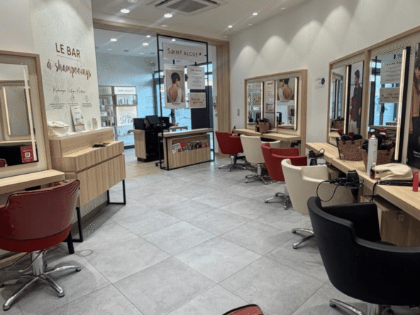 Salon neuf de 65 m², 9 postes, équipe en place, environnement dynamique, grand parking, CA 150 000 €, prix 98 000 €. Opportunité clé en main.