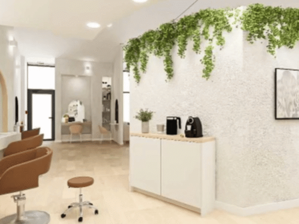 Salon de coiffure premium de 135 m² en zone commerciale dynamique, clé en main, équipe formée, espace Hairspa, clientèle fidèle, CA 296 000 €, prêt à exploiter.