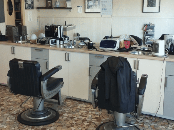 Salon de coiffure de 22 m², clientèle fidèle de quartier, idéal première installation, CA 41 000 €, loyer 707 €, prix 30 000 €.