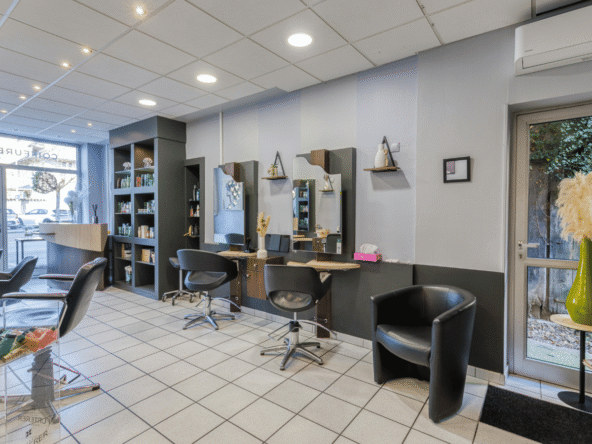 Salon de coiffure de 78 m², emplacement stratégique entre gare et centre-ville, parking 30 places, clientèle fidèle, revenu env. 2 500 € net/mois.