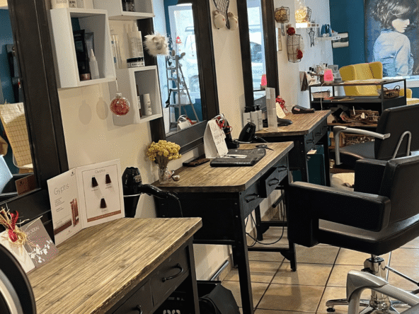 Salon de coiffure de 80 m² au concept bien-être, lumineux et chaleureux, clientèle fidèle, idéal activité en solo, loyer 600 €, prix 39 000 €.