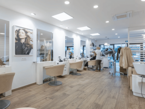 Salon de coiffure de 100 m² avec boutique intégrée sur la côte Basque, clientèle fidèle, clé en main, CA 173 000 €, loyer 1 662 € HT, prix 160 000 €.