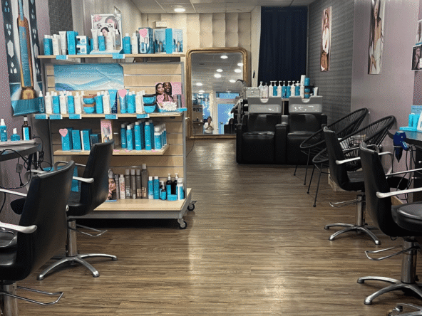 Salon de coiffure de 68 m² en centre-ville, forte visibilité, clientèle fidèle, 5 postes, CA 96 000 €, loyer 727 €, prix attractif.