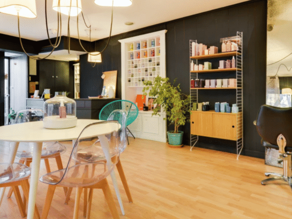 Salon de coiffure intimiste à vendre en centre-ville : 85 m², clientèle fidèle, décoration soignée, pièce indépendante pour activité esthétique et fort potentiel.
