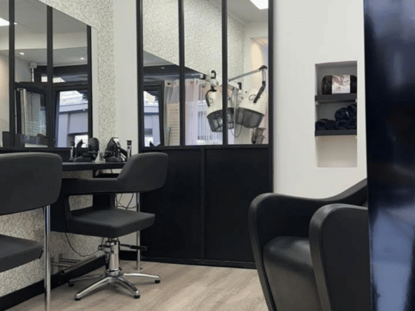 Salon de coiffure historique à Bernay, 12 m² rénovés, clientèle fidèle, fond de commerce 30 000 €, murs 30 000 €, prêt à exploiter et à développer.
