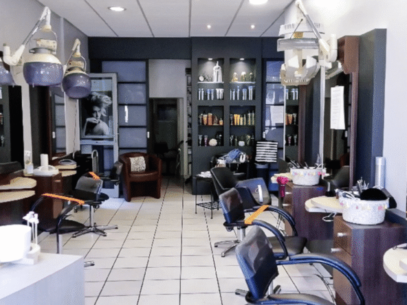 Salon de coiffure de 78 m², emplacement stratégique entre gare et centre-ville, parking 30 places, clientèle fidèle, revenu env. 2 500 € net/mois.