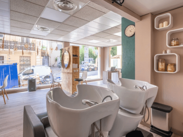 Salon de coiffure récent au Cannet, 53 m², clé en main, clientèle fidèle, potentiel esthétique et bien-être, CA 97K€, emplacement recherché.