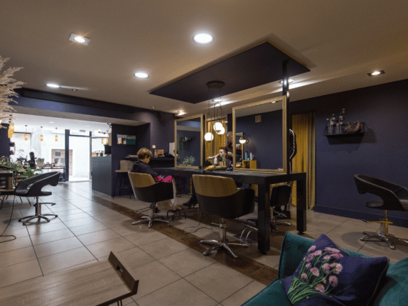 Salon de coiffure de 140 m² en centre-ville, clientèle fidèle, proche stations de ski, CA 265K€, potentiel développement, murs possibles à l’achat.