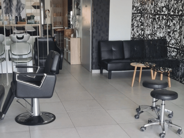 Salon de coiffure 58 m² proche Béziers, clientèle fidèle, 6 postes, potentiel homme/barbe, CA 125K€, emplacement dynamique, prêt à travailler.