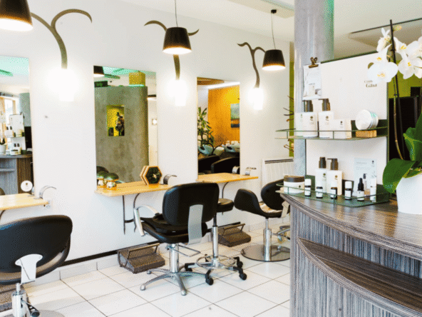 Salon de coiffure 77 m² proche Nantes, 6 postes, espace soins, CA 197K€, clientèle fidèle, fort potentiel, emplacement stratégique.