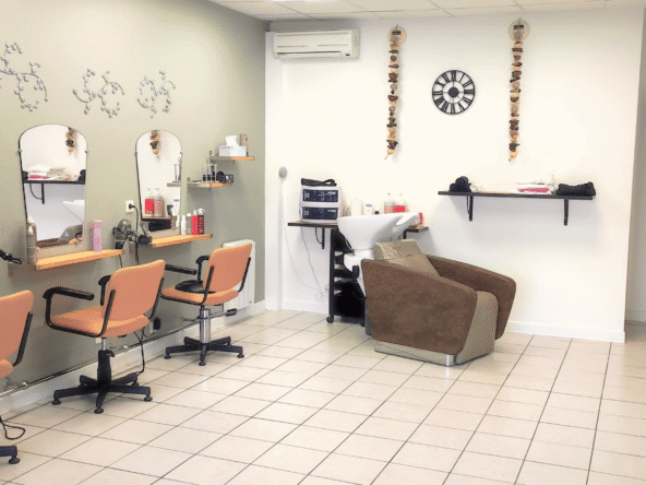 Salon de coiffure rénové à Quingey, 52 m², clientèle fidèle, parking, loyer 650€, idéal première installation, prix attractif.