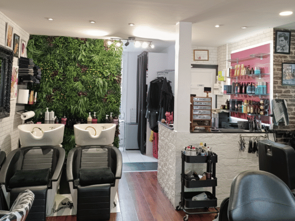 Salon de coiffure de 45 m² bien situé, forte visibilité, clientèle fidèle, CA 70 000 €, loyer 700 €, idéal première installation.