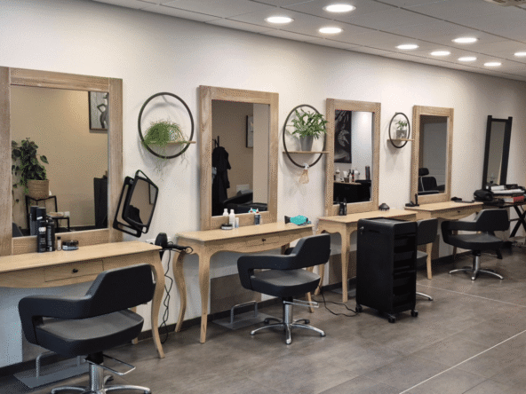 Salon de coiffure récent de 75 m², clé en main, idéal première installation. Clientèle locale fidèle, potentiel de développement, loyer 1080€, à vendre.