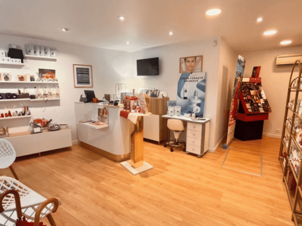 Institut de beauté de 58 m² rentable et clé en main, clientèle fidèle, matériel haut de gamme, possibilité de développement, CA 145K€, à vendre.