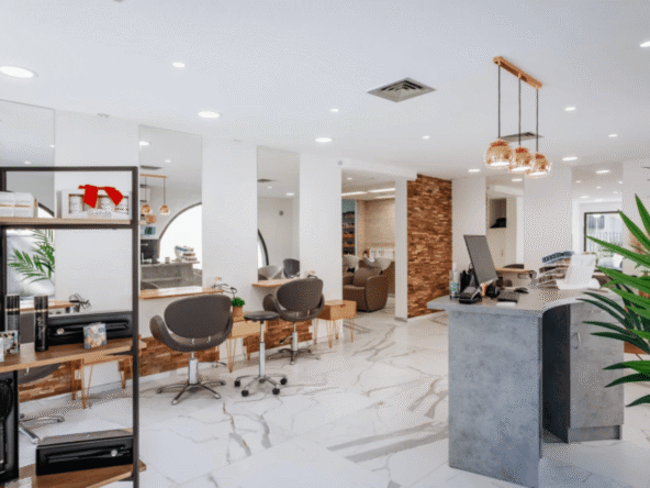 Salon de coiffure 70 m² lumineux, clientèle fidèle, équipe en place, spécialisé balayage, CA 150K€, loyer 750€, opportunité clé en main.