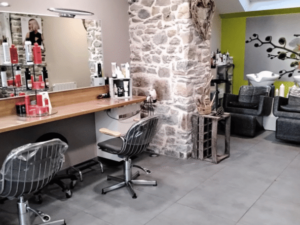 Salon de coiffure 60 m² centre bourg, logement inclus possible, potentiel cabine, CA 80K€, prix attractif, idéal première installation.