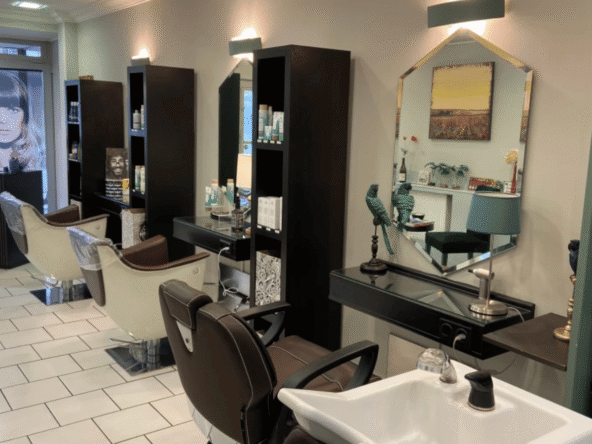 Salon de coiffure de 45 m² proche facultés, clientèle fidèle, fort potentiel de développement, CA 75 000 €, loyer 875 €, prix 40 000 €.