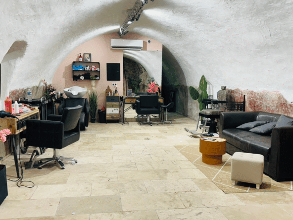 Salon de coiffure de 100 m² au charme atypique, clientèle fidèle, équipe en place, CA 225 000 €, loyer 900 €, possibilité d’achat des murs.
