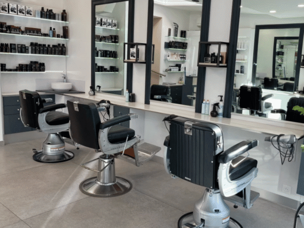 Salon de coiffure de 70 m² en centre-ville, forte notoriété depuis 1972, clientèle fidèle, CA 245 000 €, loyer 1 350 €, belle opportunité.