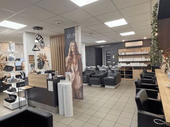 Salon de coiffure récent de 85 m², faible loyer 527€, 8 postes, parking, potentiel élevé, CA 130K€, idéal reprise clé en main.