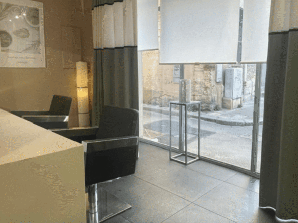 Salon de coiffure clé en main en hyper centre d’Avignon, 80 m², 5 bacs, 8 postes, CA 275K€, emplacement premium et fort passage touristique.