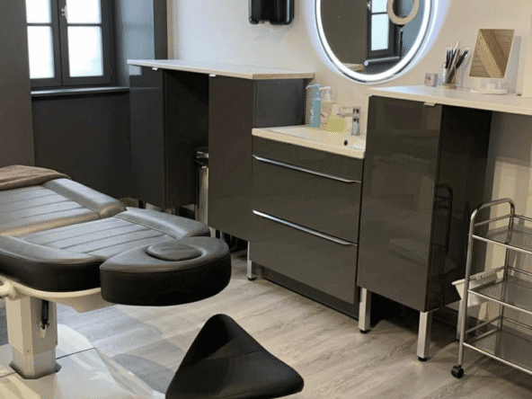 Salon coiffure & esthétique de 120 m², 4 cabines, fort potentiel, faible concurrence, CA 145 000 €, loyer 911 €, prix négociable.