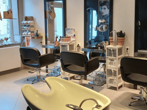 Salon de coiffure historique en centre-ville, clientèle fidèle, 82 m², vente fonds et murs, CA 123K€, opportunité patrimoniale rare.