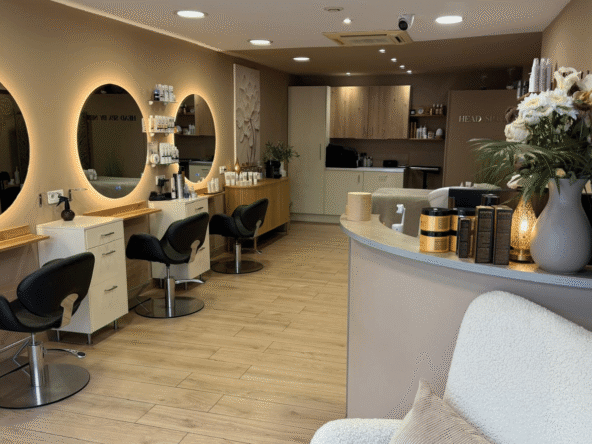 Salon de coiffure 30 m² en centre-ville, clientèle fidèle, planning complet, CA 85K€, équipement complet, fort potentiel de développement.