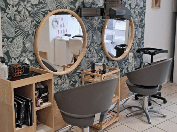 Salon de coiffure 60 m² lumineux, parking en face, clientèle fidèle, CA 170K€, équipe en place, opportunité stable et rentable.