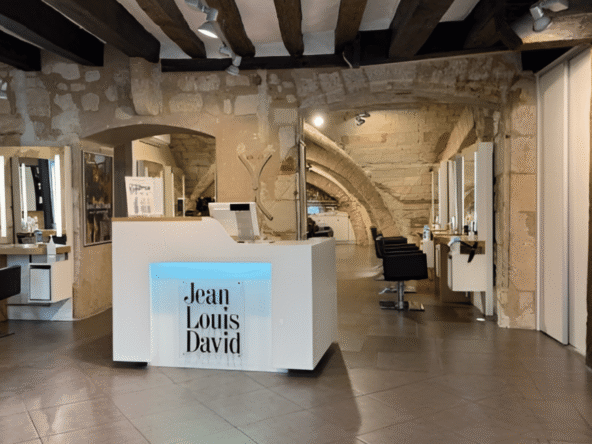 Salon de coiffure en hyper centre de Tours, 165 m², emplacement premium, équipe en place, CA 270K€, outil clé en main, forte notoriété locale.