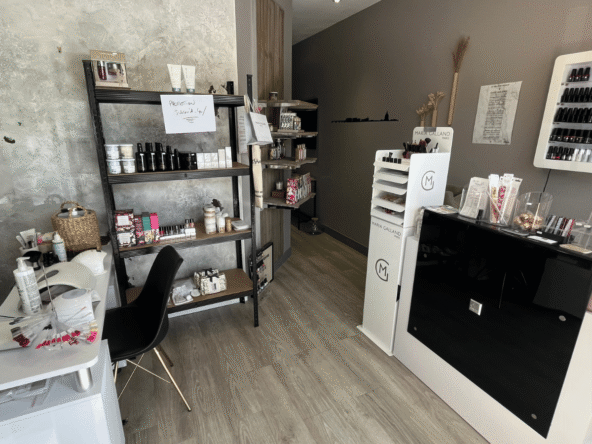 Institut de beauté clé en main de 42 m², clientèle fidèle, parking gratuit, possibilité 2e cabine, CA 53K€, petit prix, idéal première affaire.