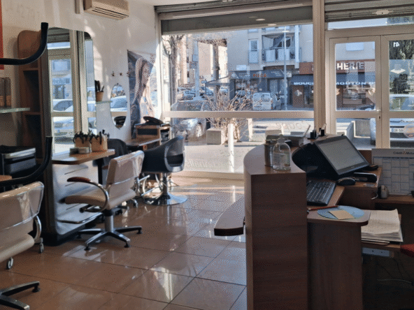 Salon de coiffure 75 m² sur axe fréquenté, clientèle fidèle, CA 126K€, potentiel élevé, ouvert 4 jours, idéal développement activité.