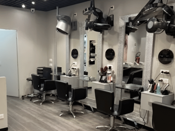 Salon de coiffure en galerie à Thonon, 47 m², 3 salariés, CA 200K€, forte clientèle, emplacement stratégique, clé en main.