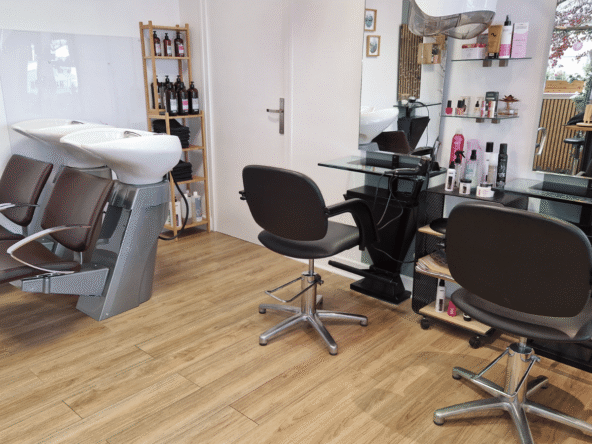 Salon coiffure en résidence seniors, clientèle captive, 31 m², faible loyer charges incluses, clé en main, idéal première installation.