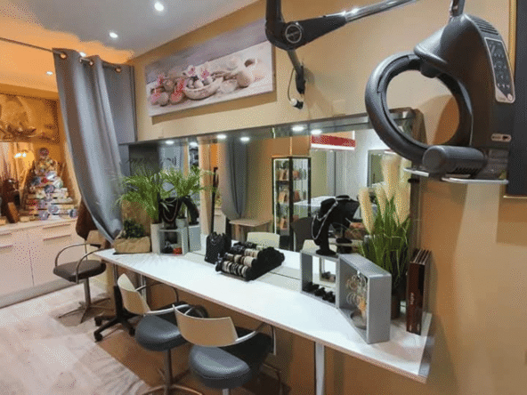 Salon de coiffure à Vence avec terrasse privative, emplacement n°1, parking gratuit, entièrement rénové, idéal première installation, fort potentiel.