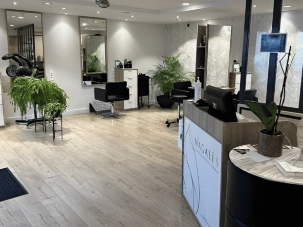 Salon de coiffure de 70 m² en centre de village, lumineux et équipé, clientèle fidèle, fort potentiel de développement, CA 90K€.